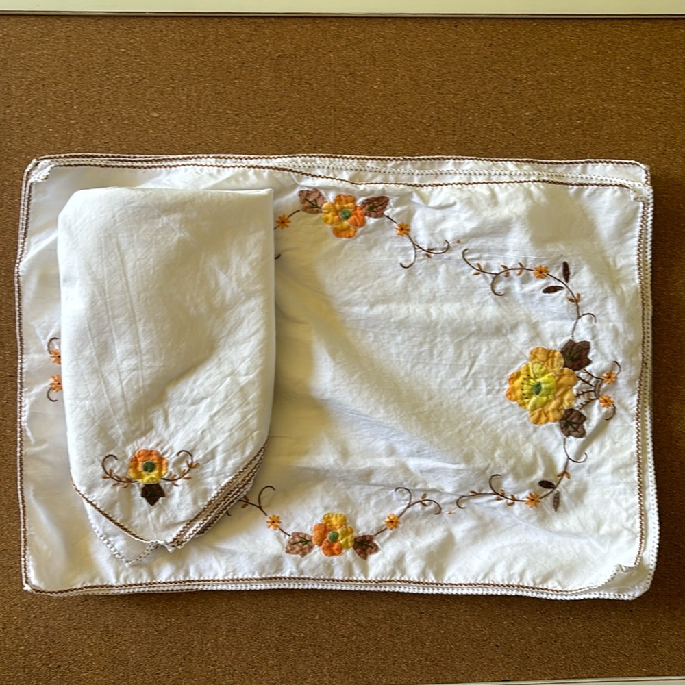 Vintage napkins and placements set of 5